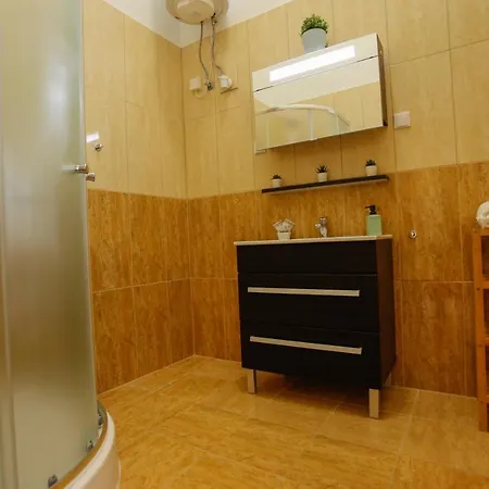 Urania Apartmanhaz 4* إغير