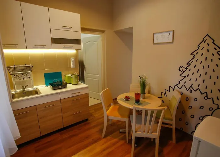 Апарт-готель Urania Apartmanhaz Еґер